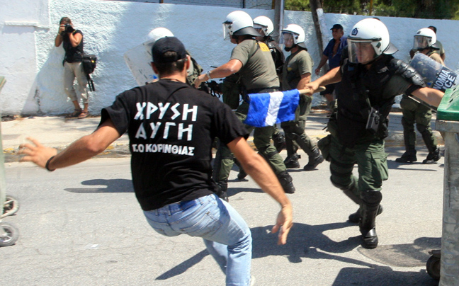 Η Χρυσή Αυγή πολεμά τη σκούπα των μεταναστών