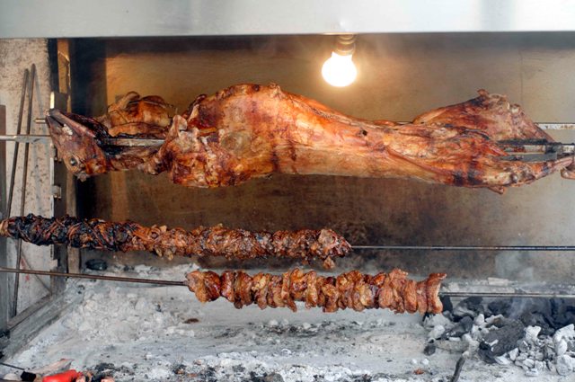 Κατάσχεση ακατάλληλων κρεάτων σε οβελιστήρια του Πειραιά