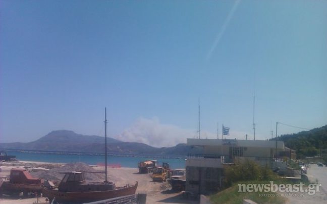 Σε εξέλιξη η πυρκαγιά στην Κύμη