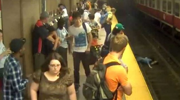 Έπεσε στις ράγες του μετρό κρατώντας αγκαλιά το γιο της