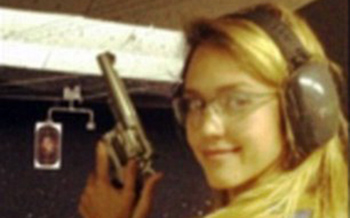 Η Jessica Alba… οπλοφορεί