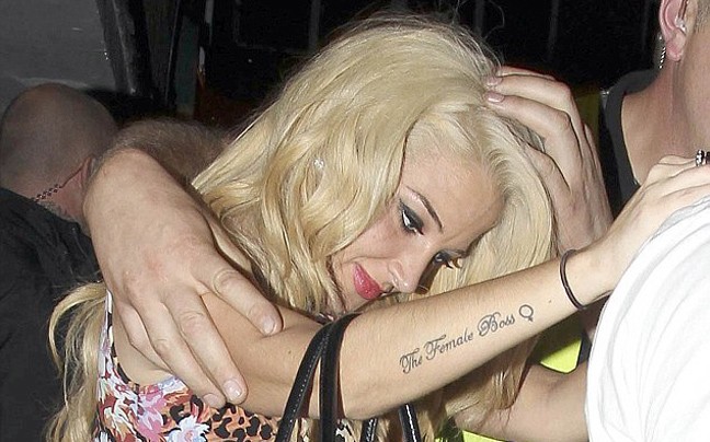 «Λιώμα» από το ποτό η Tulisa Contostavlos