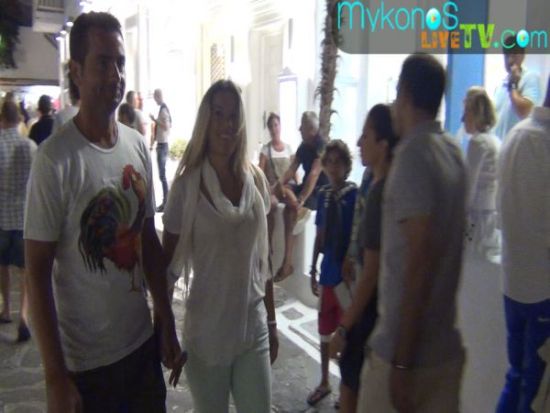 Με μυκονιάτικο αέρα η Έρρικα Πρεζεράκου