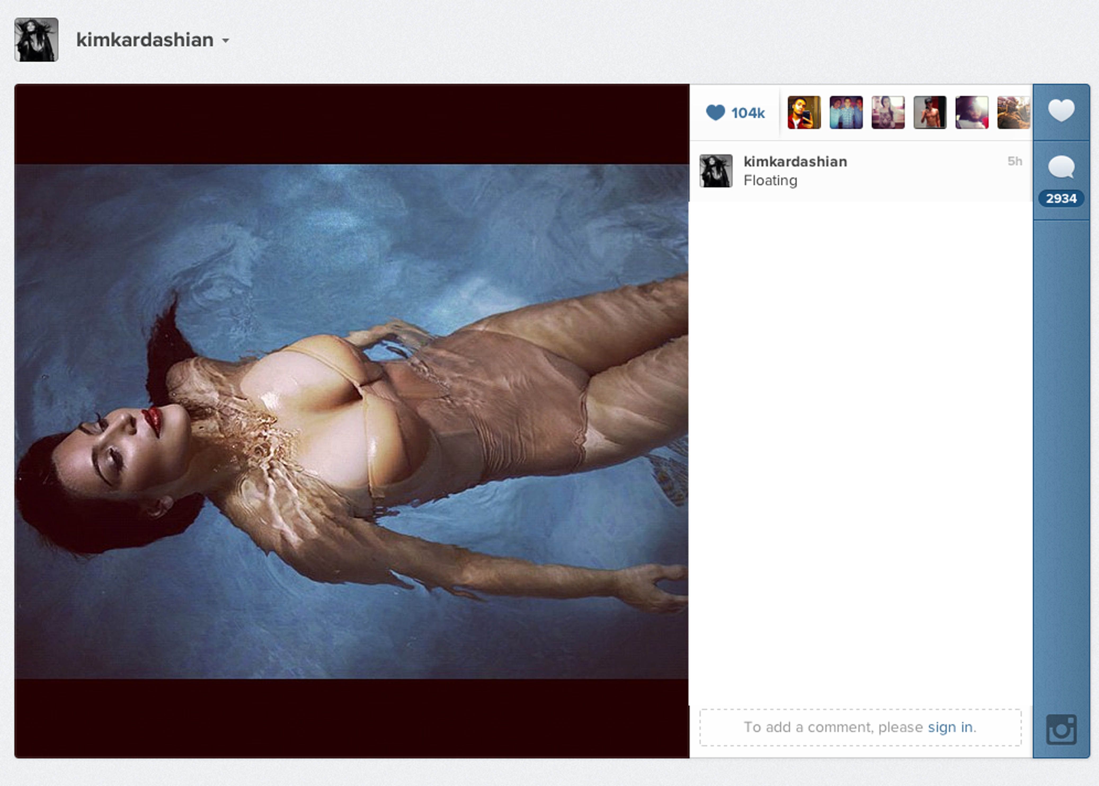 Η Kim Kardashian επιπλέει στο νερό