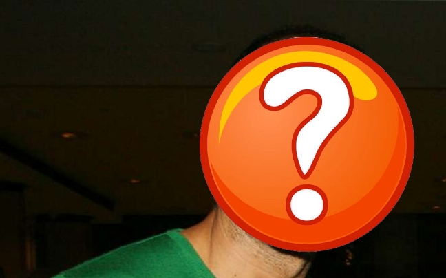 Με τα αθλητικά παπούτσια στο χέρι…