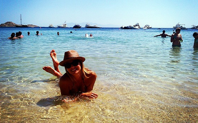 «Δαγκωτό» Μύκονο και η Stacy Keibler