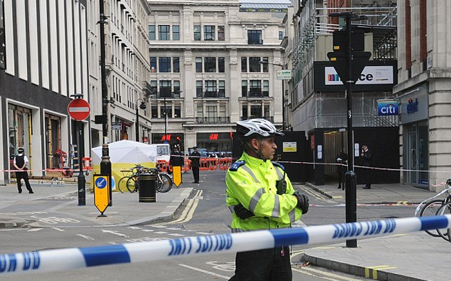 Η αστυνομία απέκλεισε δρόμο στο Λονδίνο λόγω «πιθανού ύποπτου οχήματος»