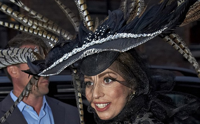 Η Lady Gaga τώρα και… παγώνι