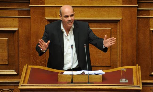 «Πατάνε και σφουγγαρίζουν σταυρό έξω από το γραφείο του Γ. Παπανδρέου»
