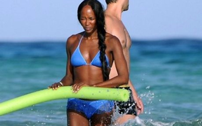 Η Naomi Campbell με μπλε μπικίνι