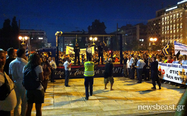 Παραμένουν στο Σύνταγμα οι ένστολοι