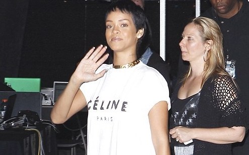 Με κοντό, αγορέ μαλλί η Rihanna