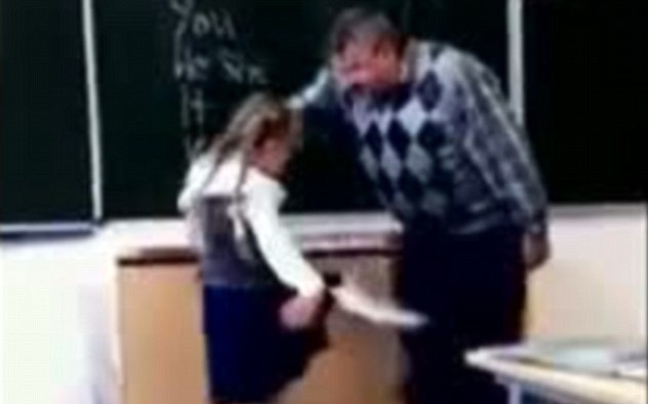 Το κοριτσάκι ύψωσε το ανάστημά του