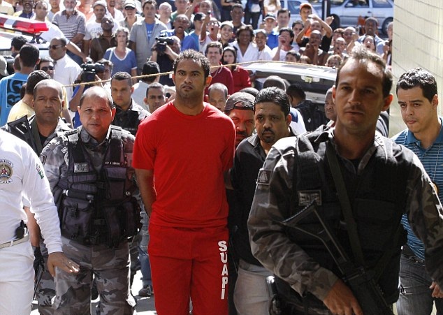 Σκότωσε την ερωμένη του και την έδωσε στα σκυλιά του!