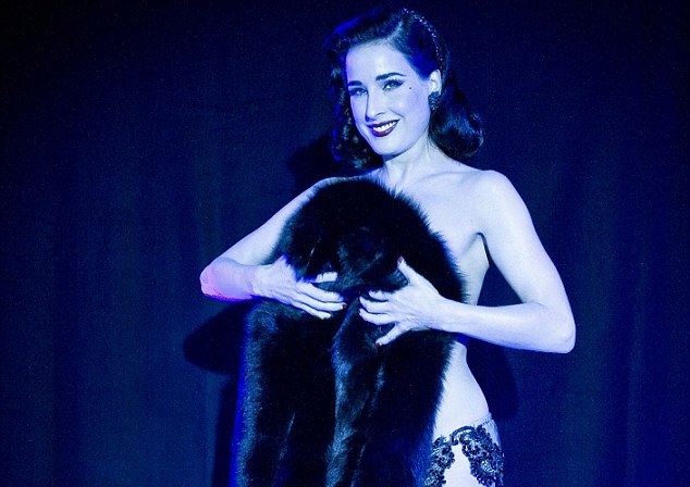 Η αισθησιακή 40αρα Dita Von Teese