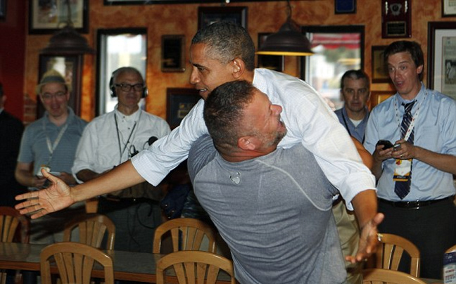Ο Ομπάμα «παραδόθηκε» στην αγκαλιά του οπαδού του