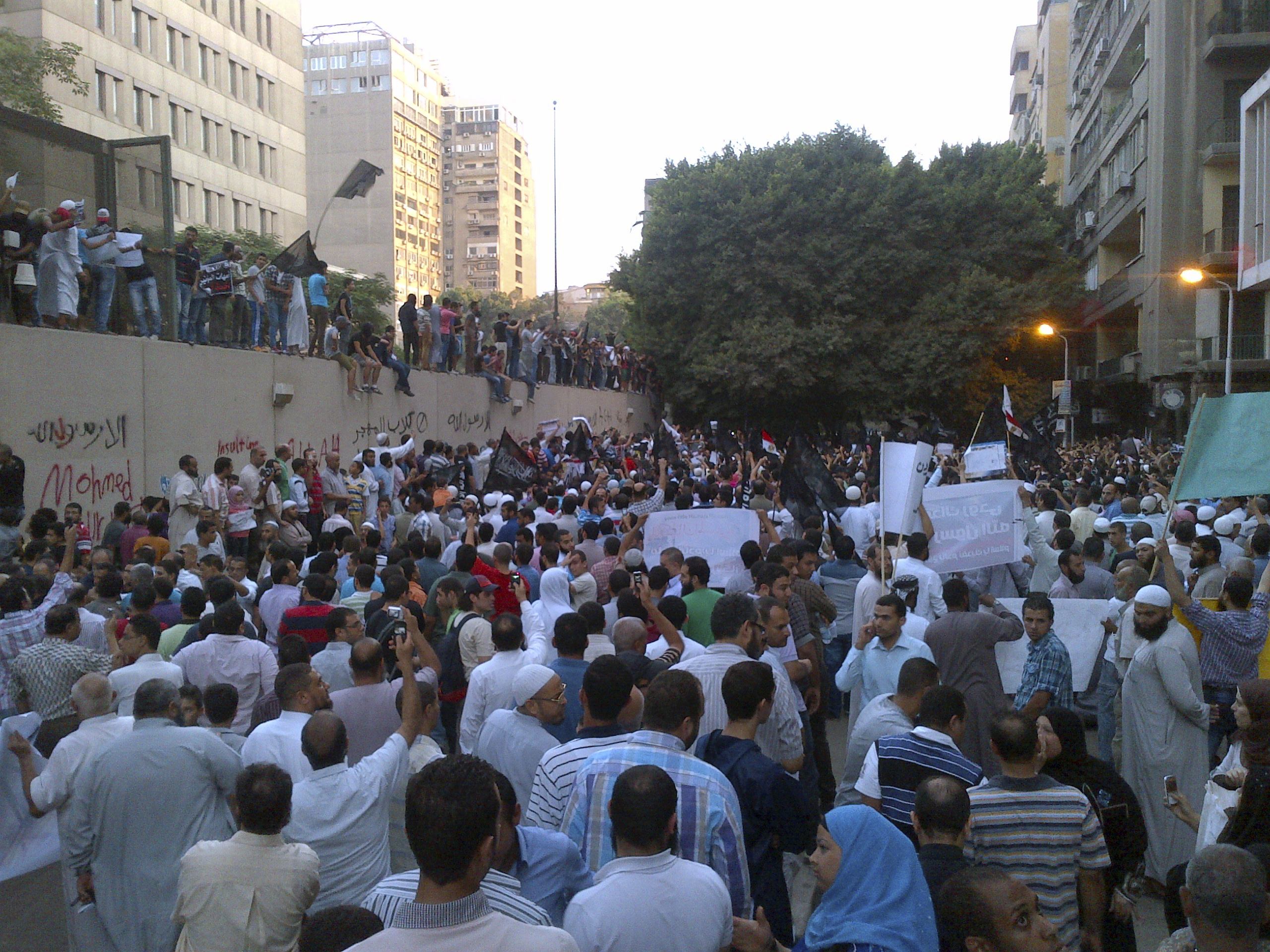 Αιγύπτιοι διαδήλωσαν στην αμερικάνικη πρεσβεία στο Κάιρο