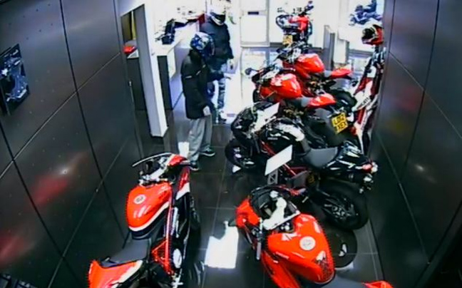 Έξι εισβολείς για δύο μηχανές Ducati!