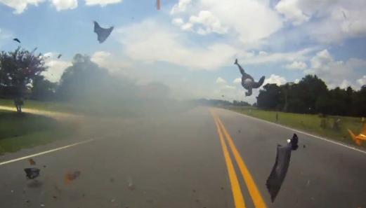 Απίστευτο ατύχημα με μοτοσικλετιστή που βρέθηκε στον αέρα!