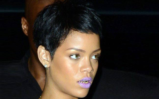 Η Rihanna με χρυσά… δόντια