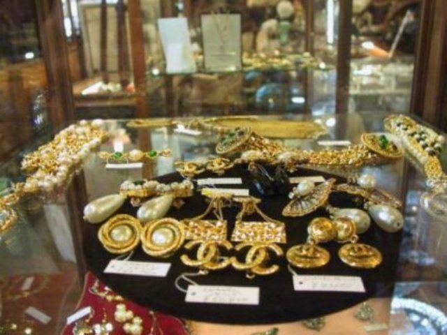 Ήθελε να αγοράσει κοσμήματα 1 εκατ. ευρώ υπό το φόβο «κουρέματος»