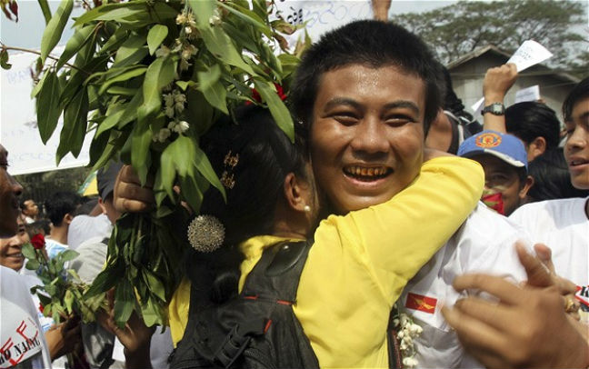 Αφέθηκαν ελεύθεροι περισσότεροι από 2 χιλιάδες κρατούμενοι στη Μιανμάρ