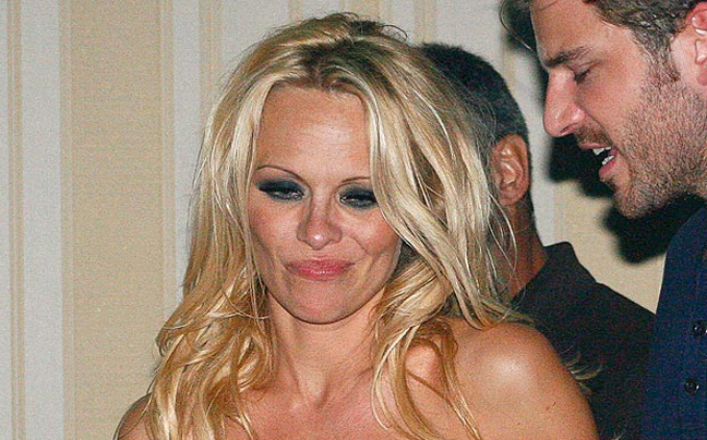 Η ανέμελη… τιράντα της Pamela Anderson