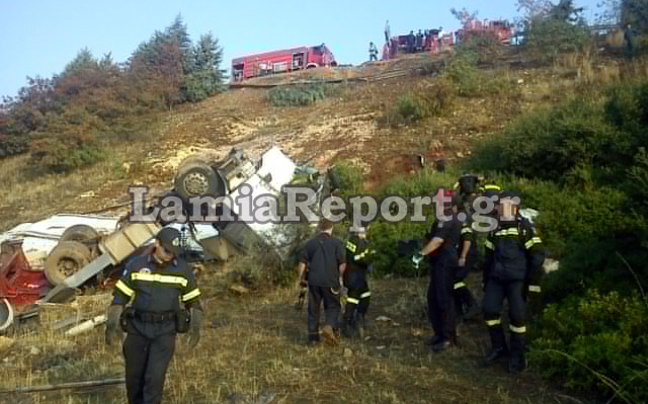 Νταλίκα έπεσε σε γκρεμό στη Λαμία