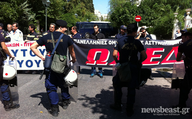 Περιορισμένη χρήση χημικών έξω από το Μαξίμου