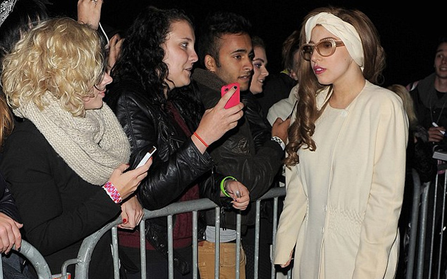 Ξαφνικά&#8230; σεμνή η Lady Gaga!