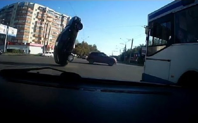Αυτοκίνητο μπλέχτηκε σε… καλώδια