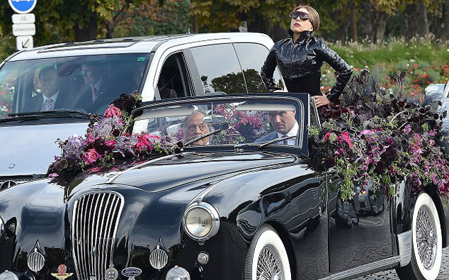 Βόλτες στο Παρίσι με μία Jaguar