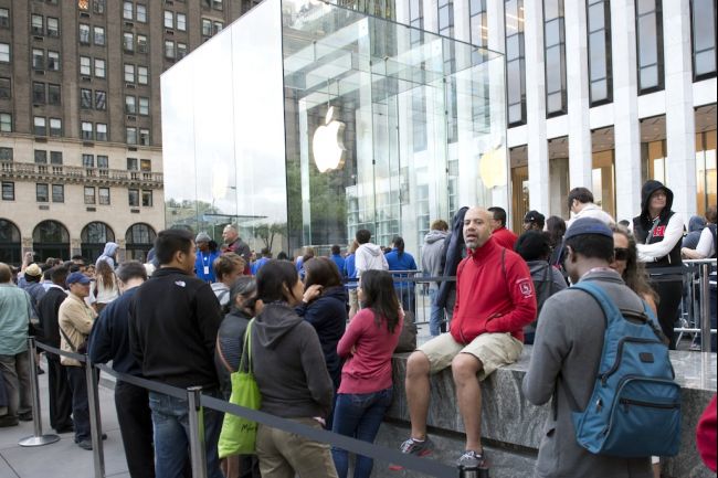 «Σπάει» όλα τα ρεκόρ σε πωλήσεις το iPhone 5