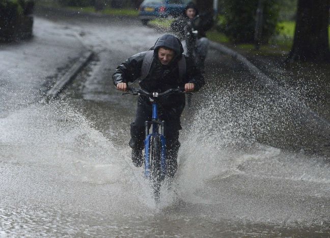 Εκατοντάδες εκτοπισμένοι Βρετανοί λόγω πλημμυρών