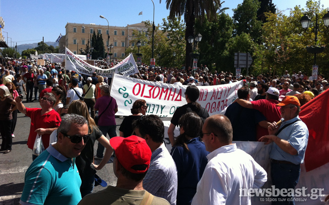 Ομάδα κουκουλοφόρων εμφανίστηκε στο Σύνταγμα