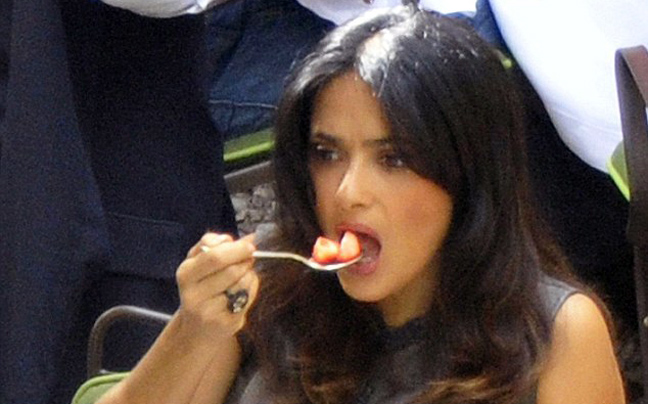 Η Salma Hayek χορταίνει με φράουλες