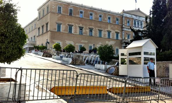 Περνούν ναρκωτικά μέσα στη Βουλή;