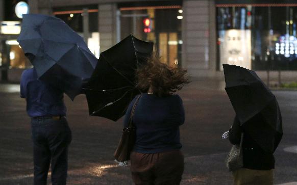 Φονικός τυφώνας «τρέχει» με ταχύτητα 126 χιλιόμετρα την ώρα