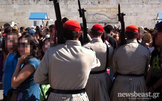 Παρατράγουδα στην αλλαγή φρουράς των Ευζώνων