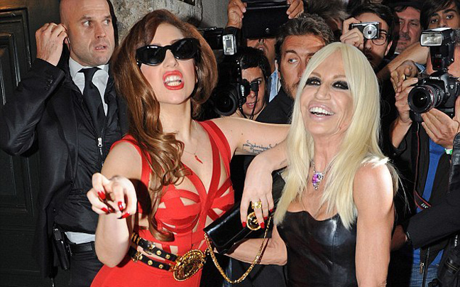 Η Lady Gaga στα&#8230; κόκκινα