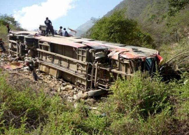 Λεωφορείο έπεσε σε χαράδρα 200 μέτρων στο Περού