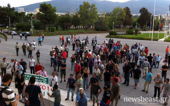 Υπό «πολιορκία» το υπουργείο Άμυνας