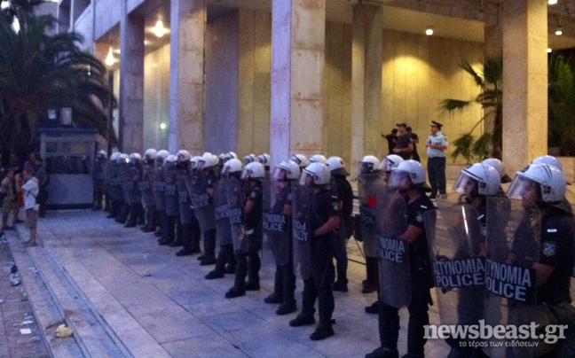 Δέκα συλλήψεις για τα γεγονότα στο ΥΠΕΘΑ