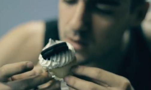 Πώς να φας ένα cupcake σαν κύριος