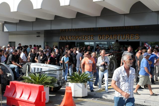 Αποχώρησαν οι αγρότες από το αεροδρόμιο του Ηρακλείου