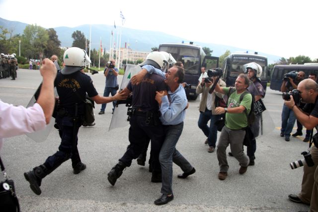 «Να αφεθούν ελεύθεροι αμέσως όλοι οι συλληφθέντες»