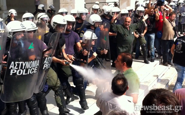 Χημικά και καπνογόνα έξω από τη ΓΑΔΑ