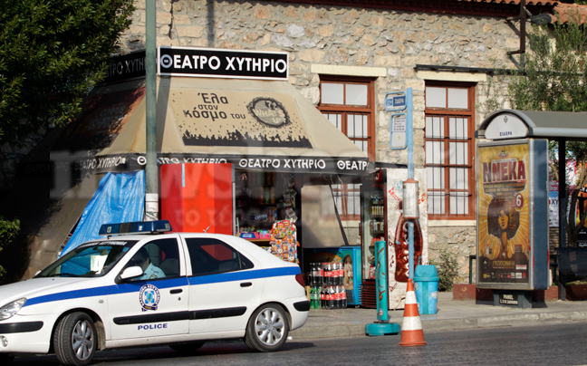 Διμοιρία των ΜΑΤ «φυλάει» θέατρο