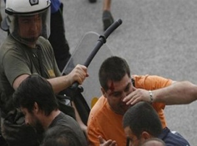 Σε διαθεσιμότητα αστυνομικός για επίθεση σε διαδηλωτή