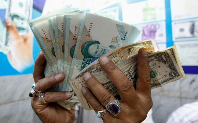 Η Τεχεράνη καταγγέλει «συνωμοσία» κατά του νομίσματός της